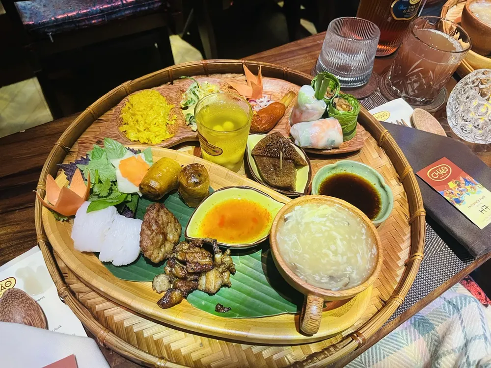 Mẹt đồ ăn hấp dẫn cho từng người tại Chào Show Món ăn tại Chao Show.jpg