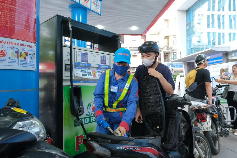 Khách hàng đổ xăng E10 tại một cửa hàng PVOIL ở Hà Nội e10 pvoil Hà Nội.jpg