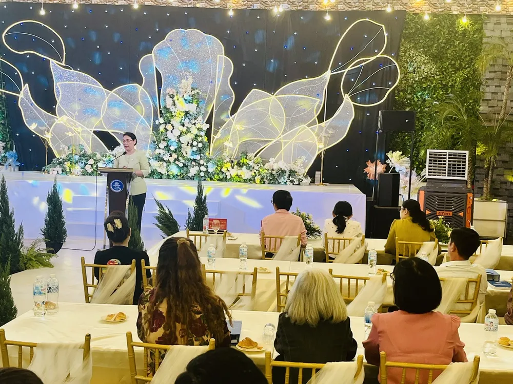 Bà Lê Thị Thanh Thảo, Bí thư Đảng ủy phường Bình Tây trao đổi với các đại biểu, ngày 14-8 Mrs Thảo.jpg