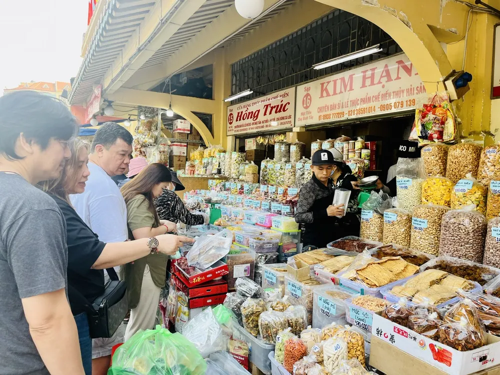 Người tiêu dùng mua sắm hàng hóa tại chợ Bình Tây Người tiêu dùng mua hàng tại chợ Bình Tây.jpg