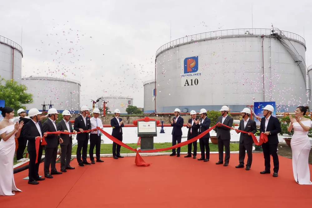 Lễ gắn biển công trình chào mừng 70 năm thành lập Petrolimex tại hệ thống phối trộn Nhiên liệu hàng không bền vững (SAF), sáng 15-8 . Ảnh: HOÀNG HÙNG Các đại biểu Petrolimex.jpg