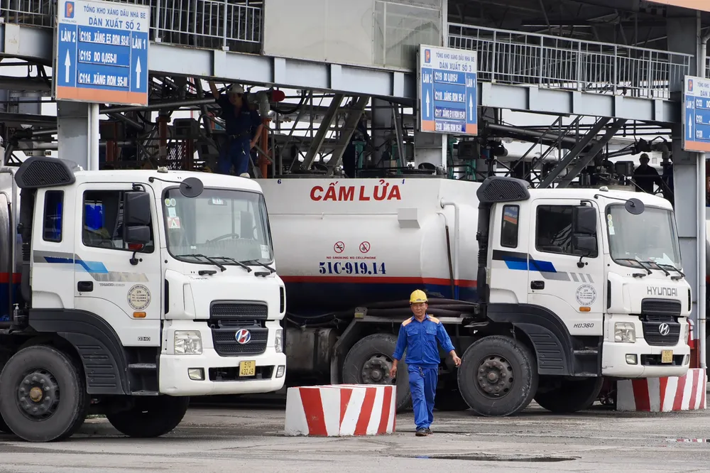 Các xe nhập xăng dầu tại Tổng kho Xăng dầu Nhà Bè, TPHCM, trưa 15-8. Ảnh: HOÀNG HÙNG