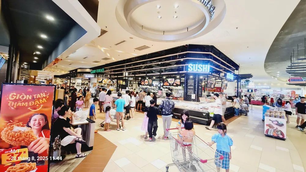 Người tiêu dùng mua sắm tại AEON Mall Tân Phú Celadon, TPHCM, trưa 20-8 Mua sắm tại AEON Mall Tân Phú.jpg