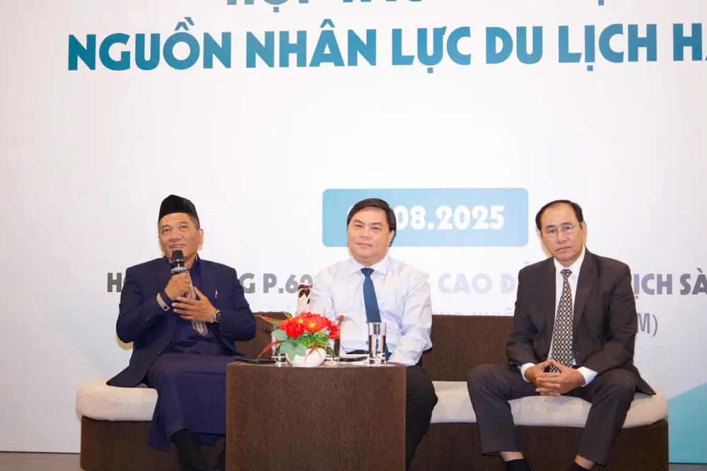 Thạc sĩ Phan Bửu Toàn (ảnh giữa), Phó Hiệu trưởng Thường trực Trường Cao đẳng Du lịch Sài Gòn cùng các đại biểu tham dự tọa đàm Th S Bửu Toàn.jpg