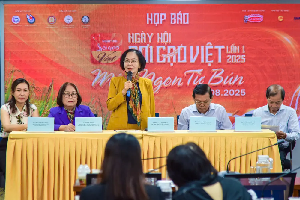 Bà Nguyễn Thị Khánh, Chủ tịch Hiệp hội Du lịch TPHCM thông tin về ngày hội Mrs Khánh....jpg