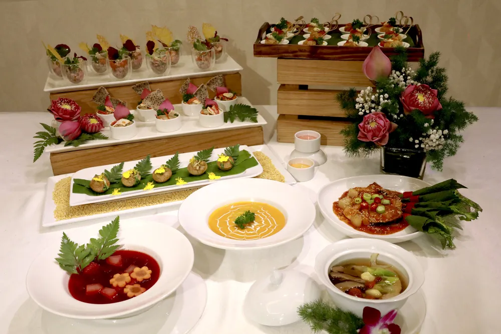 Các món chay được trình bày bắt mắt tại khách sạn Viễn Đông 02 Buffet quy tu hon 50 mon thuan chay hap dan.jpg