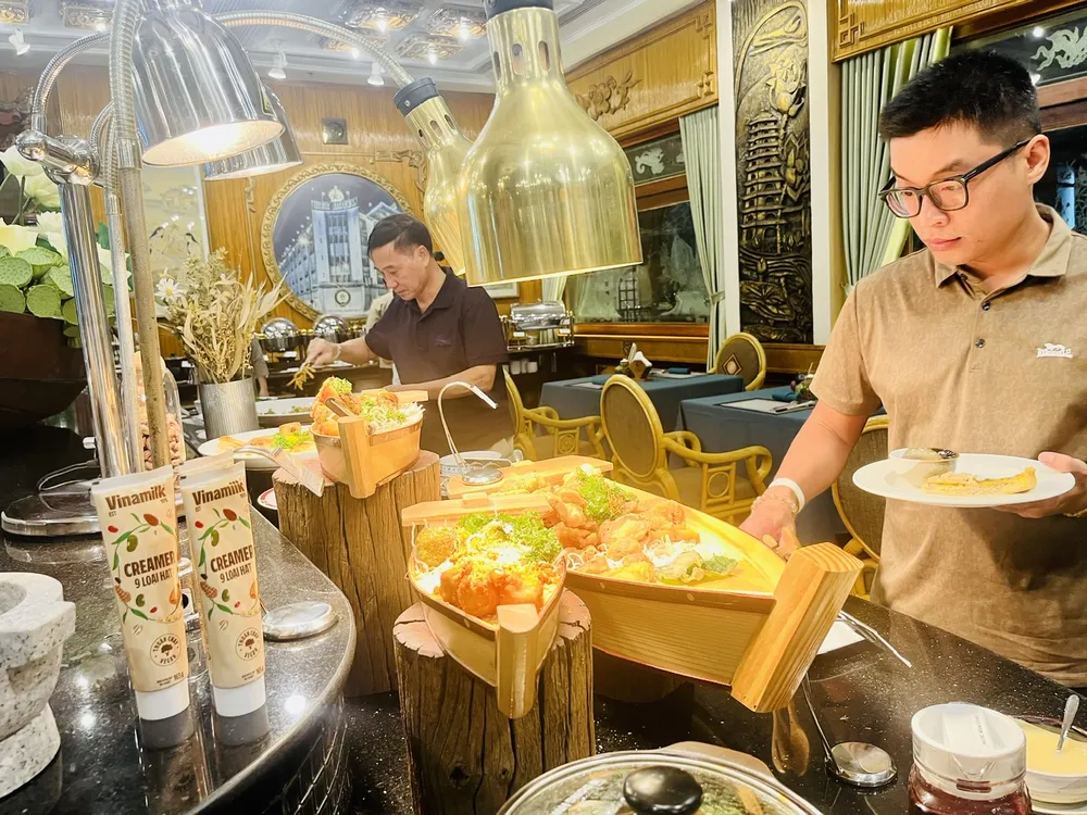Khách lựa chọn món chay tại nhà hàng Hoa Mai (Rex Hotel Saigon) ẨM thuc chay Rex.jpg