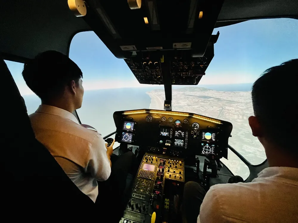 Du khách trải nghiệm làm phi công trong phòng mô phỏng bay Trải nghiệm làm phi công.jpg