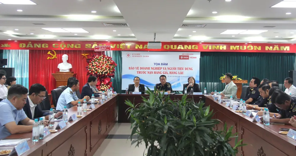 Đại biểu chia sẻ thông tin tại tọa đàm Đại biểu tham dự.jpg