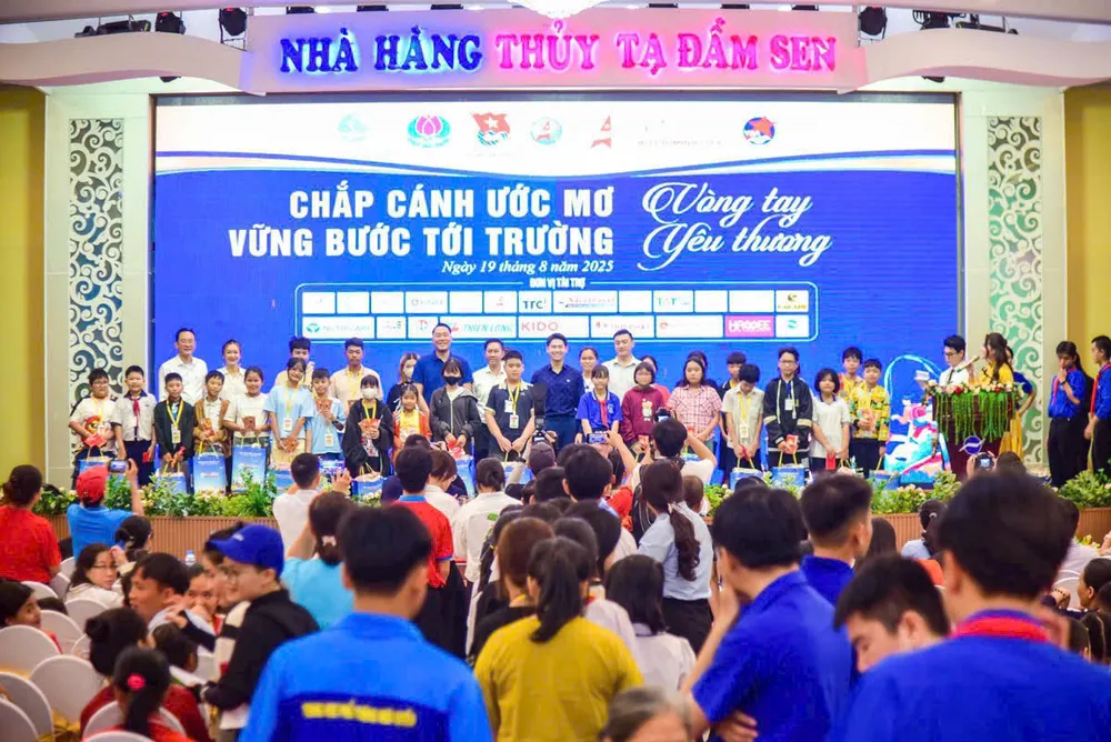 Các em thiếu nhi được động viên, tặng quà tại Công viên Văn hóa Đầm Sen Cac em thieu nhi.jpg