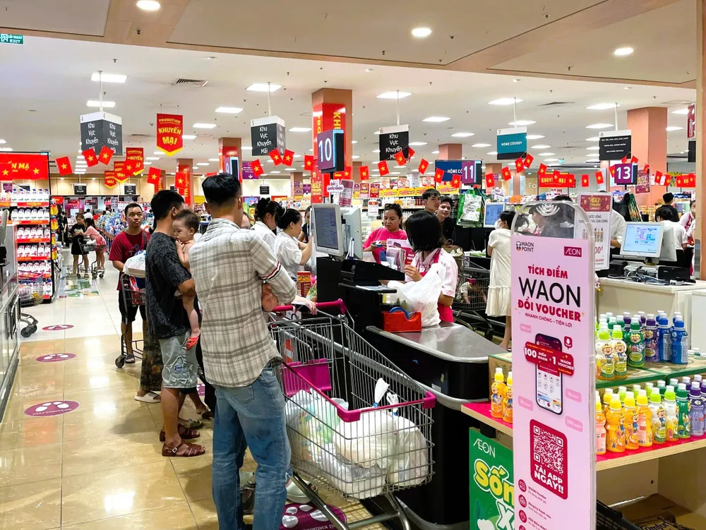 Người tiêu dùng chọn mua hàng hóa tại hệ thống AEON Khach mua hang tai AEON.jpg