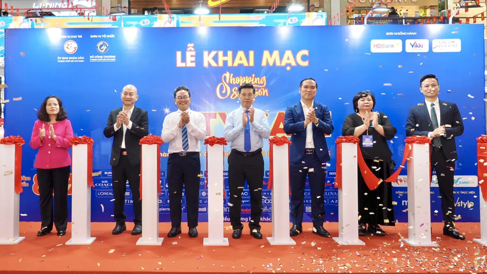 Phó Chủ tịch UBND TPHCM Nguyễn Văn Dũng cùng các đại biểu dự khai mạc sự kiện ngày 29-8 tại phường Bến Thành, TPHCM. Ảnh: HOÀNG HÙNG Mr Dũng PCT.jpg