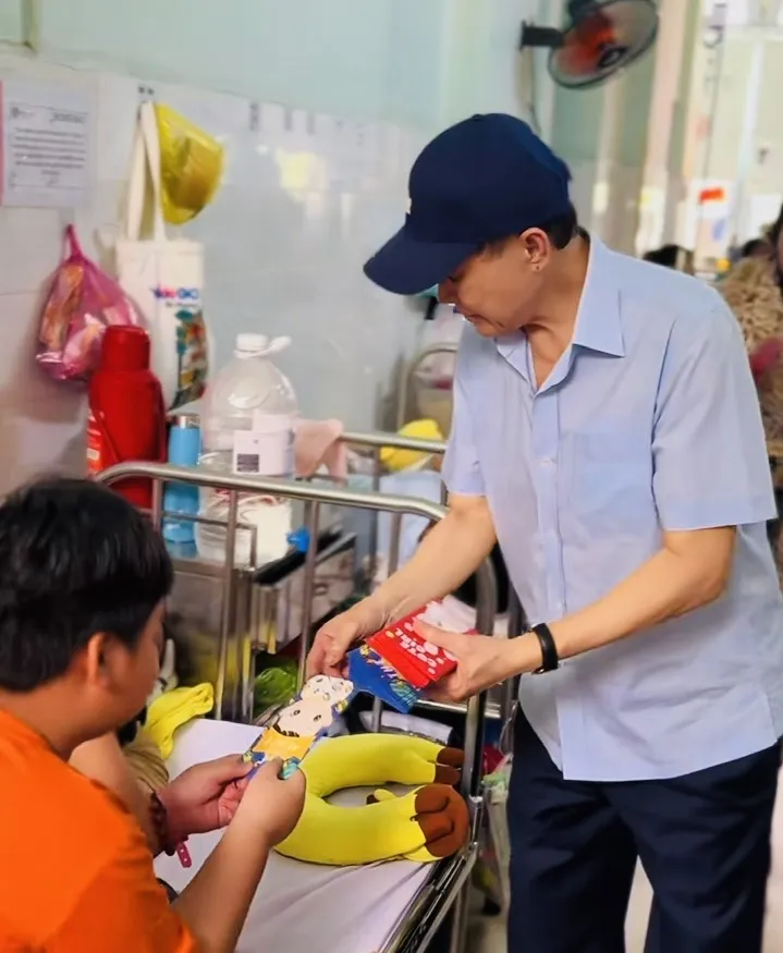 Ông Johnathan Hạnh Nguyễn tới bên giường bệnh để trao tận tay bao lì xì cho các cháu nhỏ Mr Nguyễn.jpg