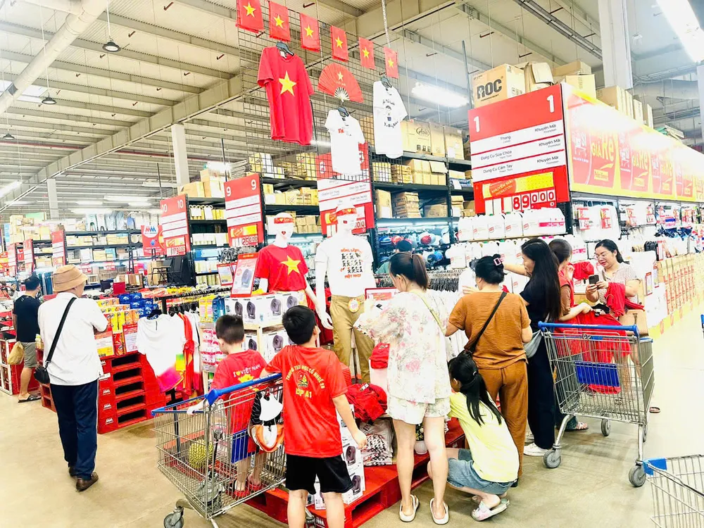 Khách mua hàng tại hệ thống MM Mega Market Người dân mua hàng tai MM.jpg