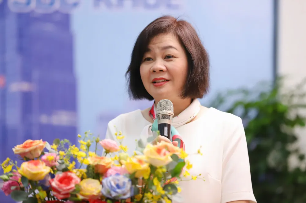 Bà Lý Việt Trung phát biểu tại tọa đàm ngày 31-8 mRS Việt Trung.jpg
