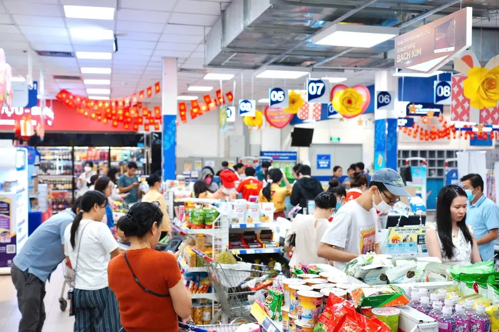 Nhiều mặt hàng khuyến mãi sâu tại siêu thị Co.opmart Khách mua hàng Co.op.jpg