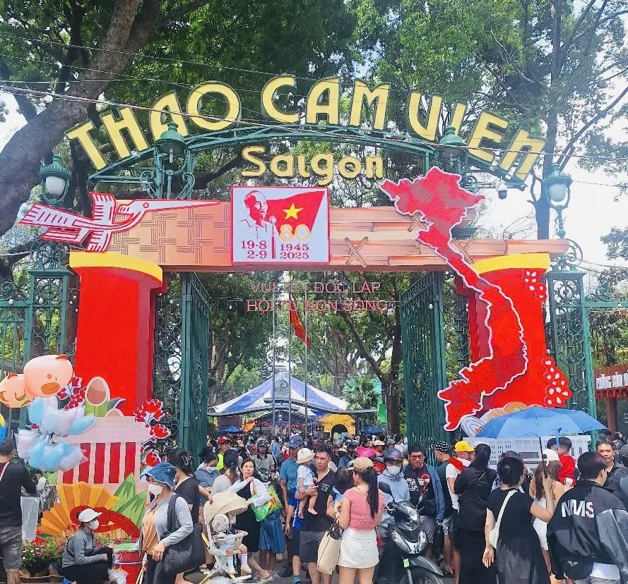 Đông nghẹt khách đổ về vui chơi, tham quan Thảo cầm viên Sài Gòn Khách tham quan TCV SG.jpg