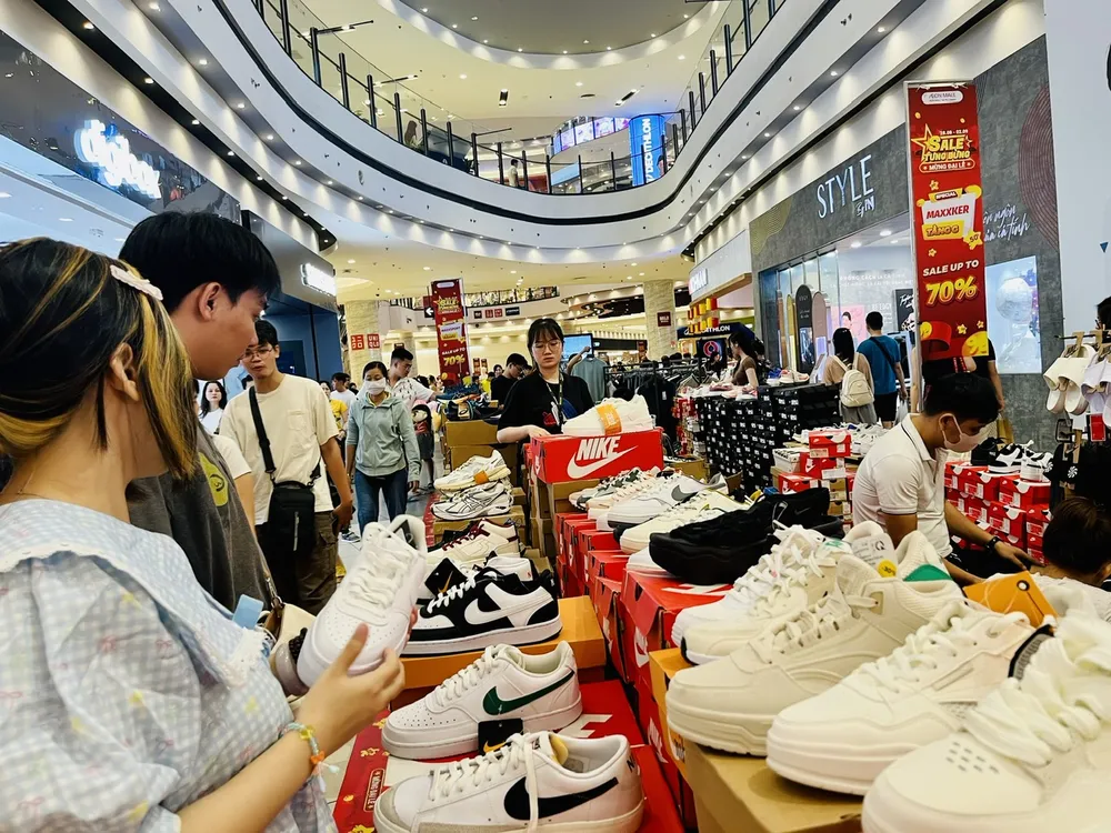 Khách chọn mua giày thể thao các loại tại AEON Mall Tân Phú Khách mua sam tại AEON.jpg