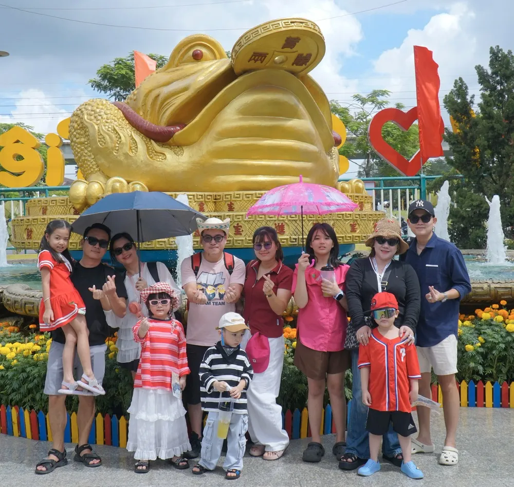 Khách vui chơi lễ tại khu du lịch Suối Tiên STien.jpg
