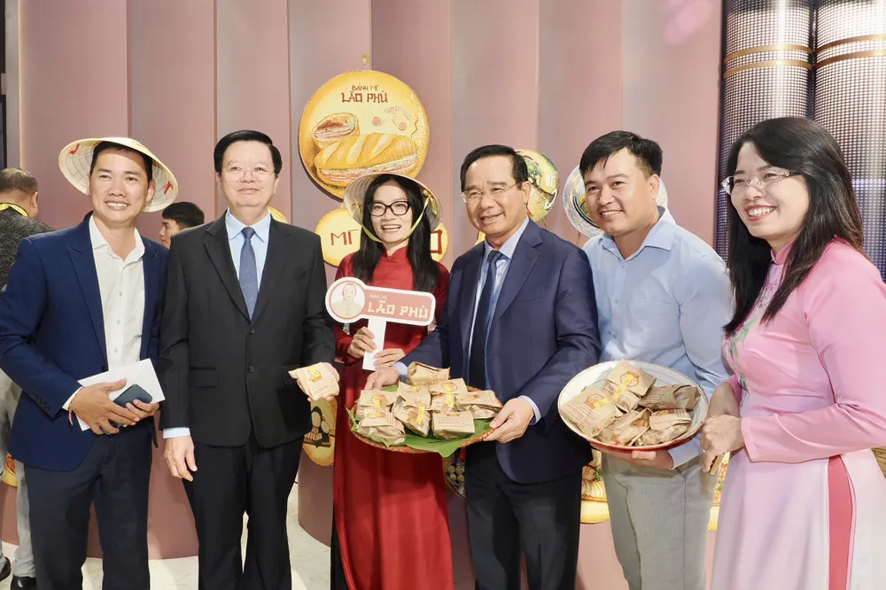 Các đại biểu tham dự chương trình. Ảnh: HOÀNG HÙNG Các đại biểu.jpg
