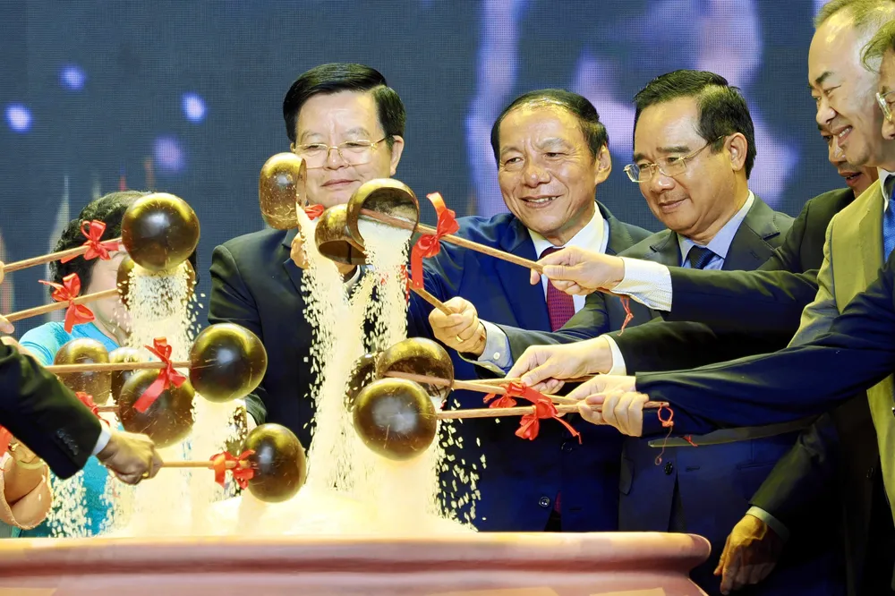 Đại biểu thực hiện nghi thức khai tiệc tại chương trình "Đêm Việt Nam - Dòng chảy tinh hoa". Ảnh: HOÀNG HÙNG Khai tiệc.jpg