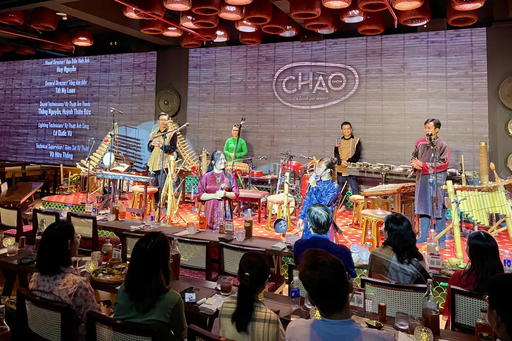 Du khách thưởng thức các tiết mục nghệ thuật tại chương trình nghệ thuật Chào Show (số 6 đường Nguyễn Siêu, phường Sài Gòn, TPHCM). Ảnh: HOÀNG HÙNG Khách thưởng thức các tiết mục nghệ thuật tại Chào Show.jpg