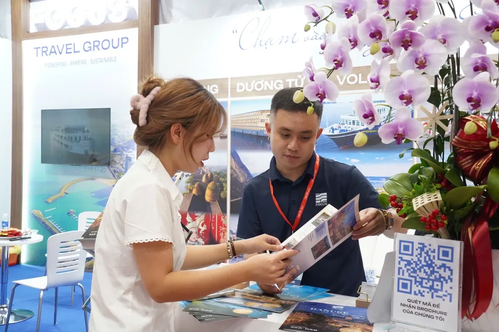 Khách tìm hiểu tour tại gian hàng Focus Travel Group Travel Group.jpg