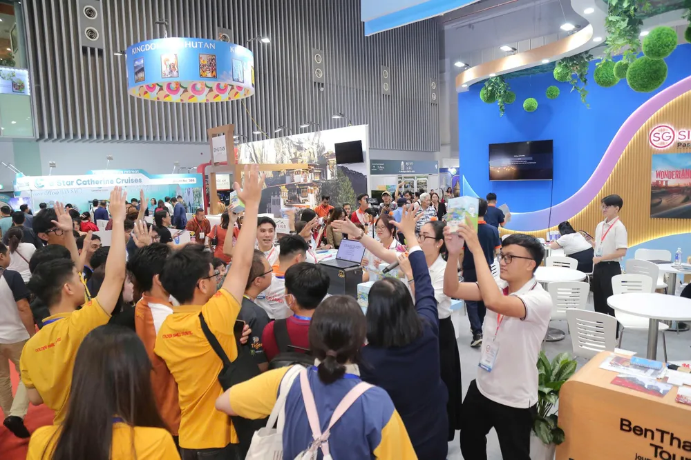 Khách xếp hàng tham dự chương trình rút thăm trúng thưởng, khuyến mãi... tại gian hàng BenThanh Tourist bNEThNAH.jpg