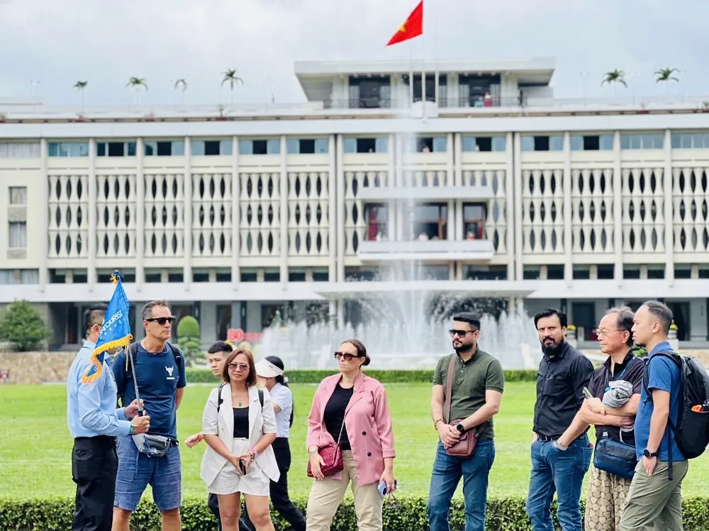 Đoàn báo chí, người mua quốc tế tham quan Hội trường Thống Nhất Buyer quoc te. bao chi tiktoker ITE HCMC.jpg
