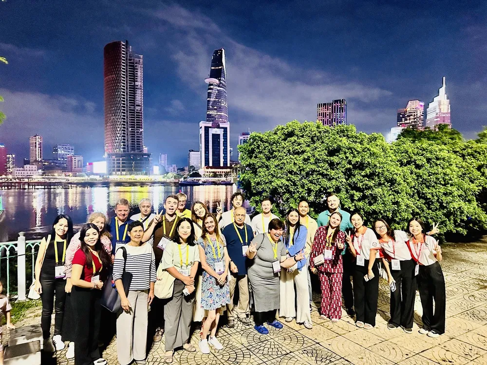 Đoàn báo chí, tiktoker, người mua quốc tế tham quan TPHCM Khách quốc tế. báo chí ITE HCMC 2025.jpg
