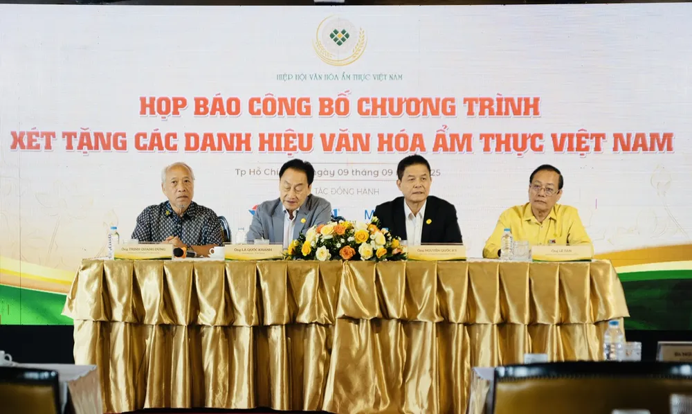 Các đại biểu công bố thông tin ngày 9-9 Các đại biểu họp ẩm thực 9.9.jpg