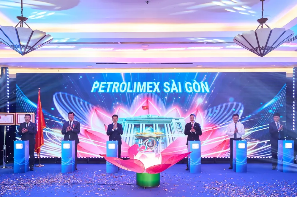 Phó Chủ tịch UBND TPHCM Nguyễn Văn Dũng, Chủ tịch Tập đoàn Xăng dầu Việt Nam (Petrolimex) Phạm Văn Thanh cùng các đại biểu thực hiện nghi thức "Rạng ngời Petrolimex Sài Gòn" mR dUNG.jpg