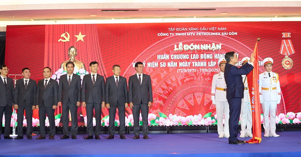 Thừa ủy quyền Chủ tịch nước, đồng chí Nguyễn Văn Dũng, Phó Chủ tịch UBND TPHCM trao tặng Huân chương Lao động hạng Nhất cho Petrolimex Sài Gòn Mr Dung Nguyen.png