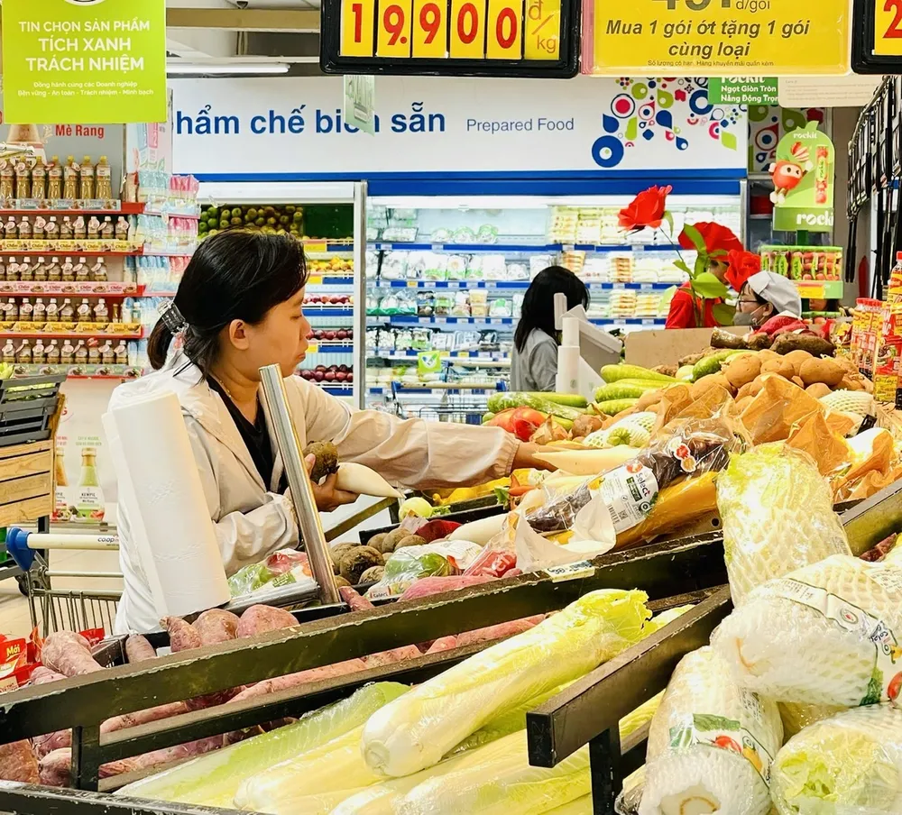 Người tiêu dùng chọn mua hàng hóa tại siêu thị Co.opmart Co.op 1.jpg