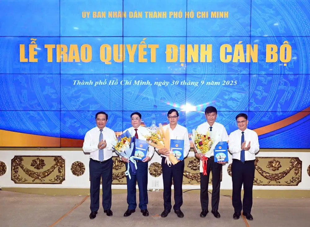 Chủ tịch UBND TPHCM Nguyễn Văn Được trao quyết định điều động, bổ nhiệm cán bộ chiều 30-9 mR Quân BenThanh Tourist.jpg