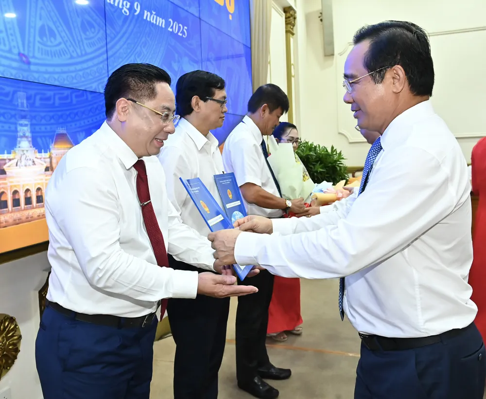 Chủ tịch UBND TPHCM Nguyễn Văn Được trao quyết định bổ nhiệm cho ông Vũ Đình Quân. Ảnh: VIỆT DŨNG Mr Quân nhận quyết định. Ảnh VIỆT DŨNG.jpg