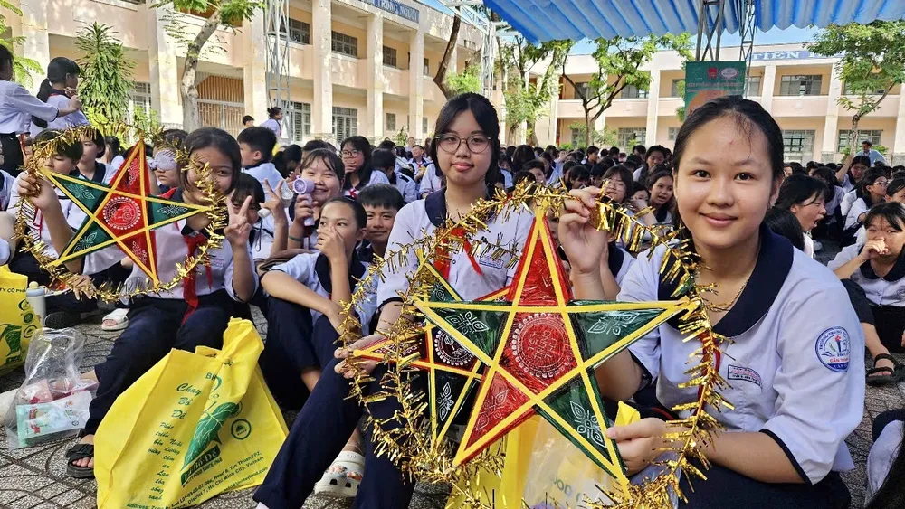 Các em nhỏ háo hức nhận quà Trung thu chiều 3-10