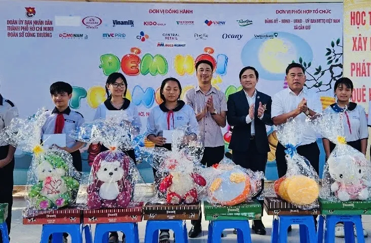 Đại diện ban tổ chức tặng quà cho các em chiều 3-10 Nhận quà 3.10.jpg