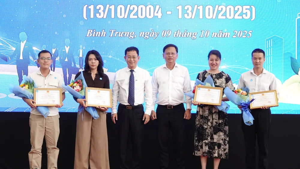 Ông Trần Quốc Trung, Bí thư Đảng ủy phường Bình Trưng, tặng giấy khen cho đại diện các doanh nghiệp có đóng góp tích cực vào sự phát triển kinh tế - xã hội của địa phương DSC00034.JPG