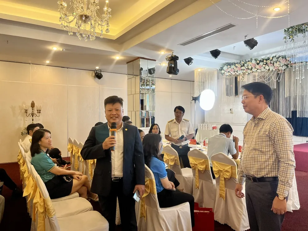 Phó Giám đốc Ngân hàng BIDV Chi nhánh Chợ Lớn Lâm Việt Anh trao đổi thông tin về chính sách ưu đãi lãi suất đến doanh nghiệp