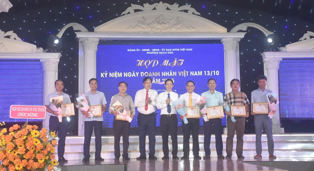Lãnh đạo phường Rạch Dừa tặng hoa và giấy khen tri ân các doanh nghiệp có nhiều đóng góp cho sự phát triển của địa phương Lãnh đạo phường Rạch Dừa.jpg