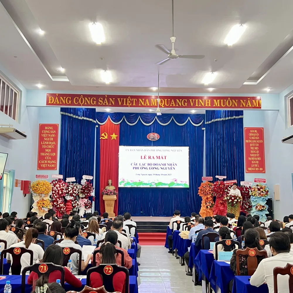 Các doanh nghiệp tham dự chương trình họp mặt tại phường Long Nguyên chiều 10-10