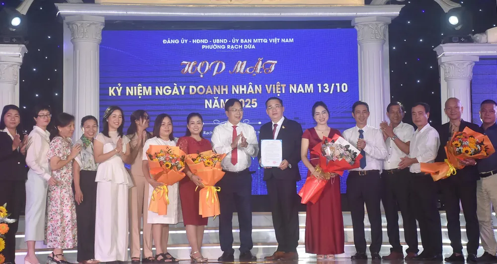 Lãnh đạo phường Rạch Dừa trao quyết định thành lập Hội Doanh nhân trẻ phường Rạch Dừa (TPHCM) P Rạch Dừa.jpg