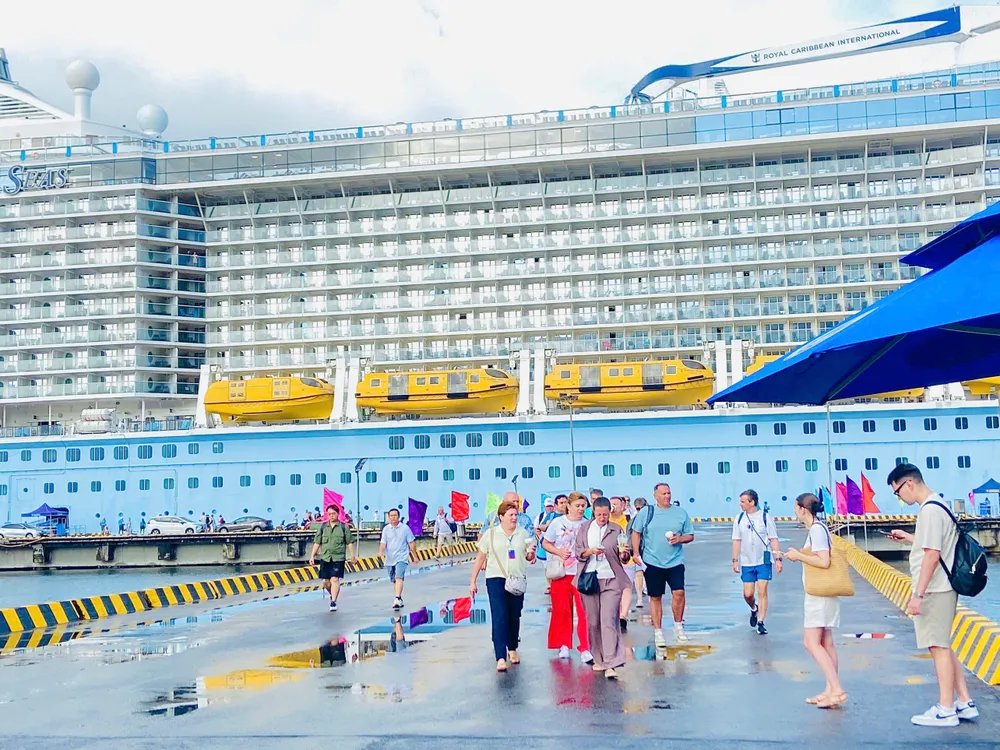 Hành khách tàu Ovation of the Seas cập cảng Chân Mây (TP Huế) ngày 17-10 Khách quốc tế ghé cảng Chân Mây ngày 17.10.jpg