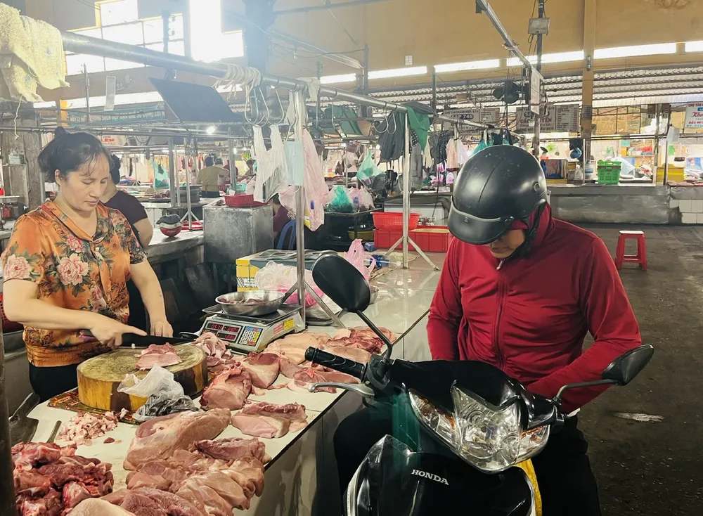 Người dân chọn mua thịt heo trên địa bàn phường Trung Mỹ Tây, TPHCM Thịt heo....jpg