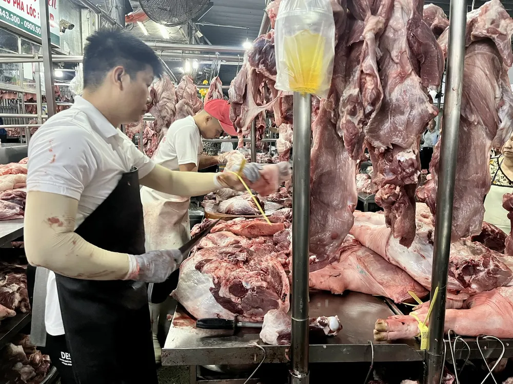 Thịt heo bán tại chợ đầu mối Hóc Môn Thịt heo chợ Hóc Môn.jpg