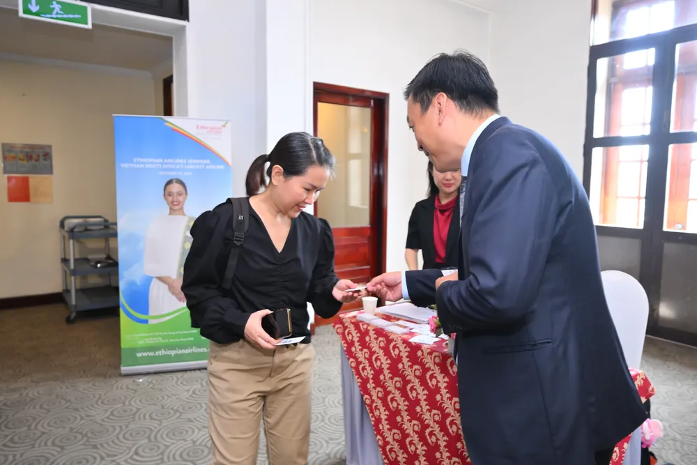 Khách hàng, đối tác tìm hiểu thông tin tại sự kiện giới thiệu sản phẩm, dịch vụ của Ethiopian Airlines ngày 24-10 A63_3663.JPG