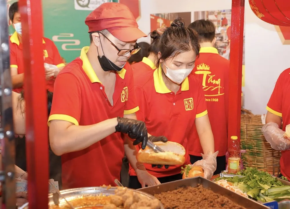 Một trong những món ăn đường phố ngon nhất thế giới (bánh mì) không thể thiếu tại Lễ hội Ẩm thực Chợ Lớn Food Story Bánh mì....jpg