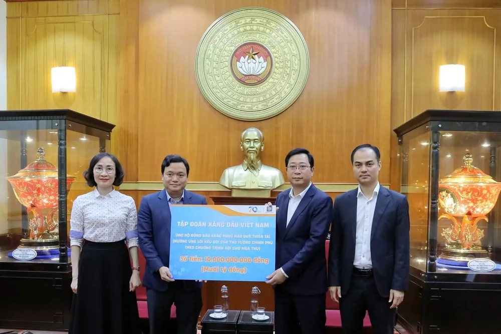 Заместитель генерального директора Petrolimex Нгуен Нгок Ту вручил символическую сумму денег на поддержку людей в преодолении последствий стихийных бедствий. Petrolimex ủng hộ bão lũ.jpg