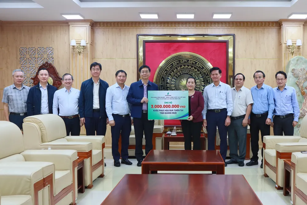 Группа компаний «Петровьетнам» сделала символическое пожертвование народу Куангнгай для преодоления последствий стихийных бедствий. Petrotimes trao quà.jpg
